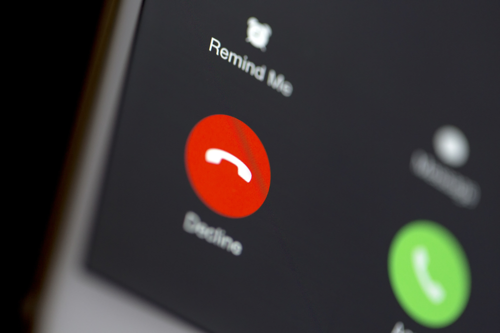 iphone-incoming-call-screen-showing-decline-answer-option-but-no-slide-to-answer-option iphone-incoming-call-screen-showing-decline-answer-option-but-no-slide-to-answer-option
