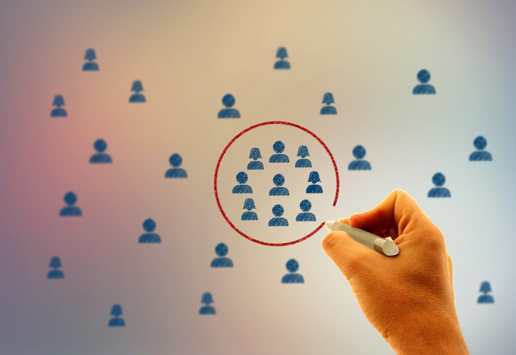 Businessman drawing a circle around people icons - Marketing con Businessman drawing a circle around people icons - Marketing and consumer target groups concept