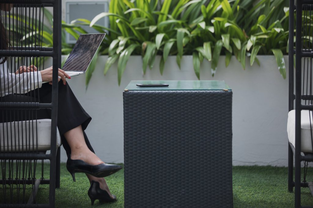 business-woman-footwear-at-the-office-1024x683-1 business-woman-footwear-at-the-office-1024x683-1